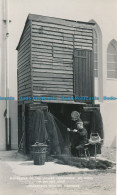 R132833 Ship Keeper Of The Lugger Enterprise At Work In His Net Shop. Fishermens - Monde