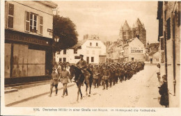 Deutsches Militär In Einer SraBe Von Noyon, Im Hintergrund Die Kathedrale - Regiments