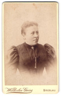 Fotografie Wilhelm Geier, Breslau, Schweidnitzerstr. 16 /18, Portrait Dame Im Biedermeierkleid Mit Brosche  - Personnes Anonymes