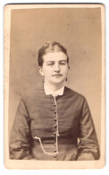 Fotografie Gustav Schroeder, Mittweida, Rochlitzer Str. 163, Portrait Dame Im Kleid Mit Halskette  - Personnes Anonymes