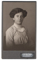 Fotografie Otto Rietmann, St. Gallen, Zur Brühlallee, Rorschacher Strasse 11, Portrait Junge Dame Mit Moderner Frisur  - Anonieme Personen