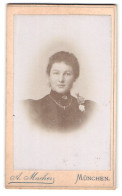 Fotografie A. Macher, München, Kreuzstrasse 10, Portrait Junge Dame Mit Zurückgebundenem Haar  - Anonieme Personen