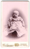 Fotografie Chr. Jörgensen, Assens, Torvet 10, Portrait Süsses Baby Im Geblümten Kleid  - Anonieme Personen