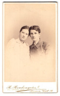 Fotografie R. Bradengeier, Bremen, Wall 116, Portrait Junger Mann Und Junge Frau In Modischer Kleidung  - Anonieme Personen