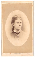 Fotografie F. Wunder Sohn, Hannover, Schillerstrasse 24, Brustportrait Junge Dame Mit Flechtfrisur Und Kragenbrosche  - Anonieme Personen