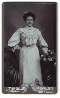 Fotografie J. R. Roettig, Georgswalde I. /B, Portrait Junge Dame Im Hübschen Kleid  - Anonieme Personen