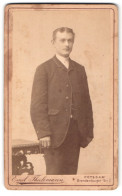 Fotografie Emil Thielmann, Potsdam, Brandenburger-Str. 7, Portrait Junger Mann Im Anzug Mit Mittelscheitel  - Anonieme Personen