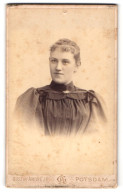 Fotografie Gustav Andre Jr., Potsdam, Spandauer-Str. 34, Portrait Dame Im Biedermeierkleid Mit Locken  - Anonieme Personen