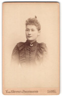 Fotografie N. Von Kreyfelt & Panzerbieter, Leipzig, Löhrsplatz 2, Portrait Junge Frau Im Kleid Mit Perlenkette, Locken  - Anonieme Personen