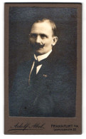 Fotografie Adolf Abel, Frankfurt A. M., Leipzigerstr. 22, Portrait Mann Im Schwarzen Anzug Mit Kaiser Wilhelm Bart  - Personnes Anonymes
