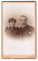 Fotografie P. H. Uhl, Giessen, Frankfurterstr. 5, Portrait Eheleute Im Anzug Und Biedermeierkleid Mit Brosche Und Lock  - Personnes Anonymes