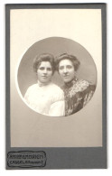 Fotografie Emmrich, Cassel, Kl. Rosenstr. 2, Portrait Zwei Damen In Kleidern Mit Toupierten Haaren  - Anonyme Personen