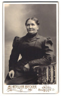 Fotografie Atelier Becker, Cassel, Moltkestr. 3, Portrait Alte Frau Im Schwarzen Kleid Mit Puffärmeln  - Anonyme Personen