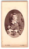 Fotografie W. Engel, Wien, Alserhauptstr. 27, Portrait Kleiner Junge Im Kleid Mit Schleife  - Anonyme Personen