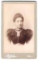 Fotografie Stahala, Wien, Langegasse 46, Portrait Dame Im Puffärmel Kleid Mit Locken  - Anonyme Personen