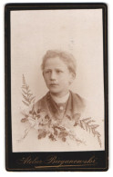 Fotografie Bieganowski, München, Ringseisstr. 14, Portrait Junger Knabe Im Anzug Mit Schlips Im Passepartout  - Anonyme Personen