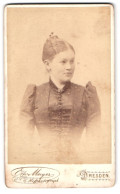 Fotografie Otto Mayer, Dresden, Pragerstr. 40, Portrait Junge Frau Im Biedermeierkleid Mit Hochsteckfrisur  - Anonyme Personen