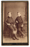 Fotografie Emil Krausse, Deuben, Dresdnerstr. 88, Portrait Zwei Junge Knaben In Kleidern Mit Cowboy Stiefeln  - Anonyme Personen