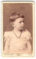 Fotografie H. Strube & Sohn, Löbau, Blumenstr. 339, Portrait Mädchen Charlotte Poege Im Kleid Mit Perlenkette  - Anonyme Personen