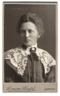 Fotografie Hermann Herzfeld, Dresden, Altmarkt, Portrait Dame Im Dunklen Kleid Mit Spitzenkragen  - Anonyme Personen