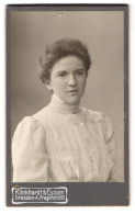 Fotografie Klinhardt & Eyssen, Dresden, Pragerstr. 26, Portrait Dame Im Weissen Kleid Mit Toupierten Haaren  - Anonyme Personen