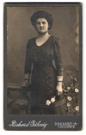 Fotografie Richard Jähnig, Dresden, Marienstr. 12, Portrait Dame Im Dunklen Kleid Mit Toupierten Haaren  - Anonyme Personen