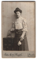 Fotografie Martin Herzfeld, Dresden, Pragerstr. 7, Portrait Käthe Weiser In Heller Bluse Mit Hochsteckfrisur  - Anonyme Personen