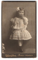 Fotografie Wolffram & Comp., Bremen, Fedelhören 14, Portrait Kleines Mädchen Im Hübschen Kleid  - Anonyme Personen