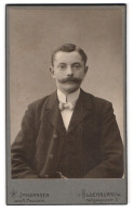 Fotografie M. Johannsen, Oldenburg I /Gr., Heiligengeiststrasse 2, Portrait Bürgerlicher Herr Mit Schnauzbart  - Anonyme Personen