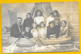 CARTE POSTALE  PHOTO MONTAGE ANCIENNE FAMILLE BATEAU - POTOGRAPHE GEORGES TRIEBELS HEYST SUR MER - Photographie