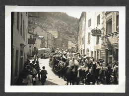 PHOTO ORIGINALE 6,5 X 9  - FETE NON DETERMINEE - CORTEGE LOCALISATION VIANDEN GRAND RUE - LUXEMBOURG - B - Vianden