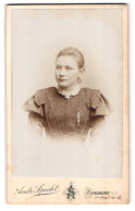 Fotografie A. Specht, Flensburg, Holm 12, Junge Dame In Bestickter Dunkler Robe  - Anonyme Personen