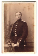 Fotografie Gebr. Nissen, Hamburg, Spielbudenplatz 20, Junger Soldat In Uniform  - Personnes Anonymes