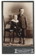 Fotografie Flakowski, Brandenburg A. H., Geschwister In Sonnatgskleidung  - Personnes Anonymes