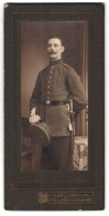 Fotografie Karl Dreyer, Kiel, Flämischestrasse 22, Soldat In Uniform Mit Portepee Am Bajonett  - Personnes Anonymes