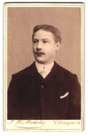 Fotografie F. W. Michelis, Villingen I /B., Junger Herr Im Anzug Mit Oberlippenbart  - Anonieme Personen