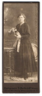 Fotografie J. Fuchs & Co., Berlin, Wilmersdorferstr. 57, Hübsch Gekleidete Dame Mit Blumenstrauss  - Personnes Anonymes