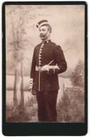 Fotografie Unbekannter Fotograf Und Ort, Portrait Englischer Soldat In Uniform Mit Gerte Steht Parat  - Guerre, Militaire
