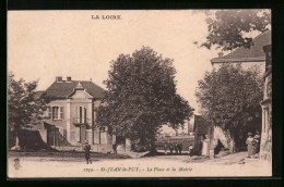 CPA St-Jean-le-Puy, La Place Et La Mairie  - Autres & Non Classés