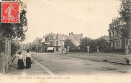 P4-14  DEAUVILLE PLACE DE L ' HOTEL DE VILLE Tres Belle Carte Postale   Avec Deux Femmes Portant Panier Cp Tres Rare - Deauville