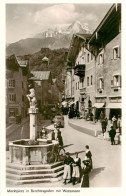 73948881 BERCHTESGADEN Marktplatz Brunnen Blick Zum Watzmann - Berchtesgaden