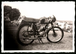 Fotografie Motorrad, Lkrad Auf Einem Campingplatz  - Automobiles