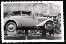 Fotografie Auto Adler Trumpf Junior Cabrio, PKW Mit -Wimpel Auf Einer Hebebühne In Der Werkstatt 1938  - Automobiles