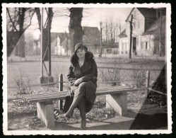 Fotografie Unbekannter Fotograf, Ansicht Burgdorf, Friedel Wendt Sitzt Im Langen Mühlenfelde 50 Zu Ostern 1932  - Lugares