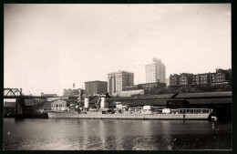 Fotografie Unbekannter Fotograf, Ansicht Tacoma / Washington, Kriegsschiff Hat Am Dock Festgemacht  - Lugares