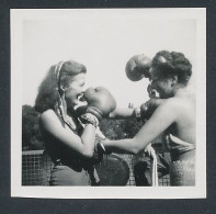 Fotografie Boxen - Frauenboxen, Frauen Mit Boxhandschuhen Holen Zum Schlag Aus  - Deportes