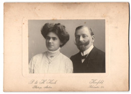 Fotografie P. & H. Koch, Krefeld, Rheinstrasse 32, Freundliches Paar In Eleganter Sonntagskleidung  - Anonieme Personen