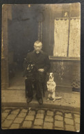 Carte Photo Homme Avec Son Chien Debout - Fotografía