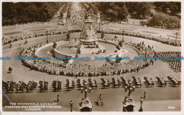 R135395 The Household Cavalry Passing Buckingham Palace. London. No 663. RP - Andere & Zonder Classificatie