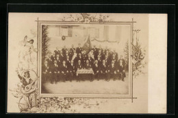 Foto-AK Gruppenfoto Eines Vereins In Passepartout Mit Mandolinenspieler, Frauenfigur, Blumen  - Photographs